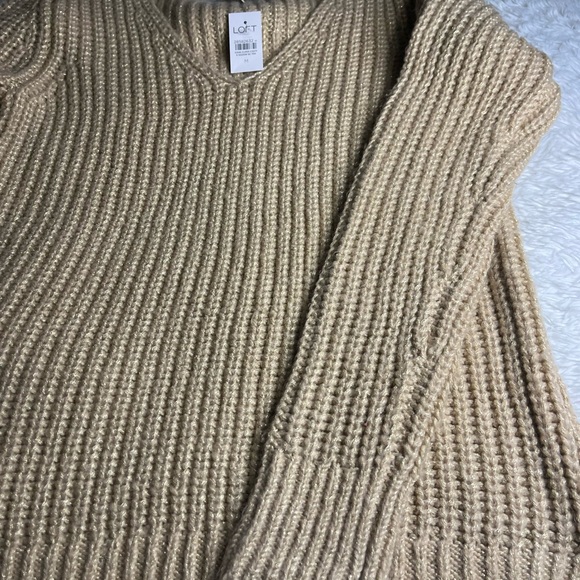 LOFT V-Neck Oversized Side Slits
Ribbed Trim Beige Shimmer Pullover
Sweater Sz M - Picture 4 of 11